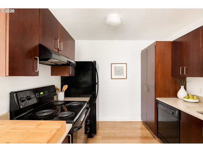 Building Photo - 2020 Main Street #607 ~ BEAUTIFUL unit in ...