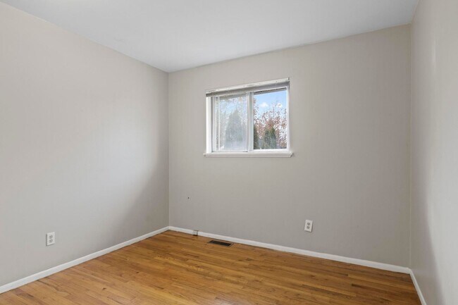 Building Photo - Hardwood Floors- Large Space - Garage