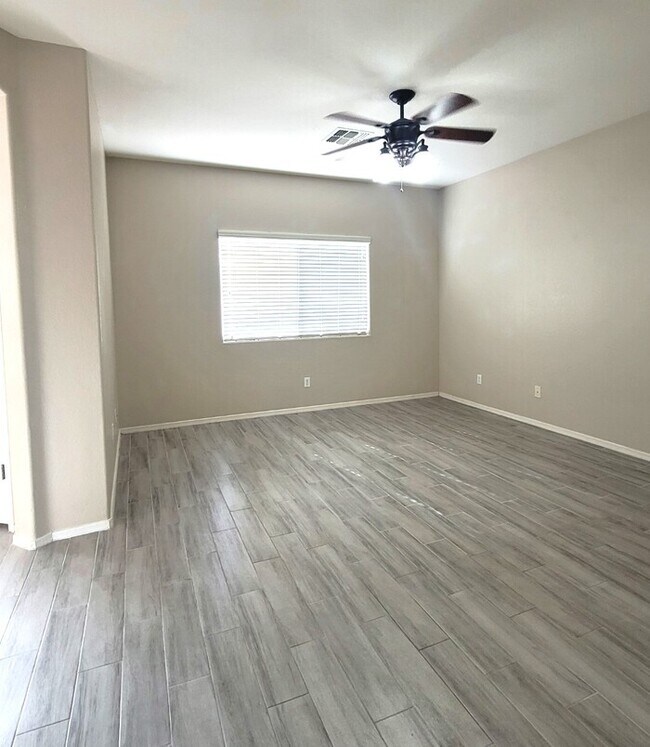 Building Photo - Stunning 4-bedroom 2 bathroom