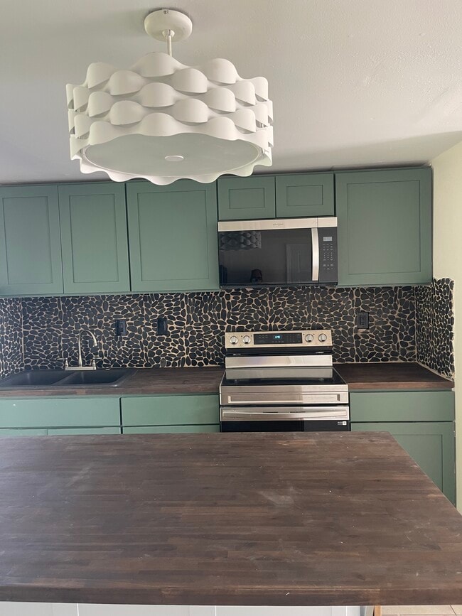 Building Photo - 2019 Bayshore Gardens Pkwy