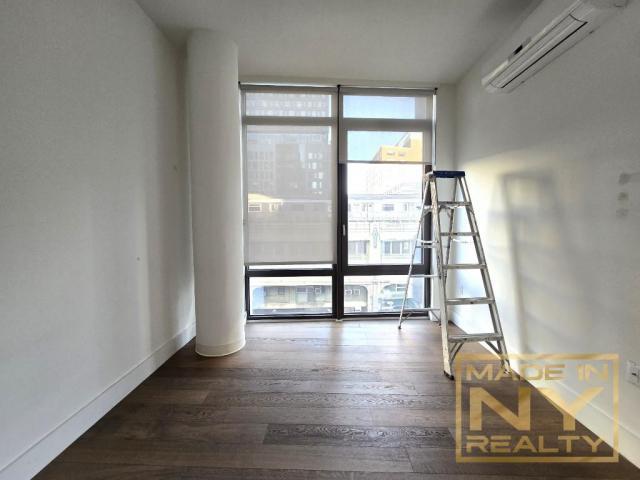 Building Photo - 1 bedroom in LONG ISLAND CITY NY 11101