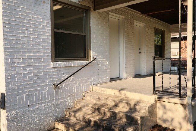 Building Photo - 1004 E Delmar St
