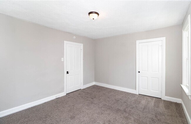 Building Photo - 3 Bedroom 2 Bathroom Home