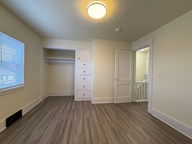 Building Photo - Updated 2BR townhouse with office now available!