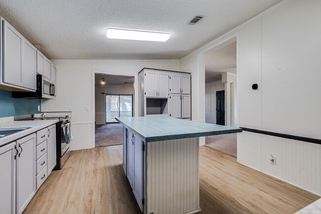 Building Photo - Spacious 3 Bed 2 Bath Home on Large Lot - NO HOA!