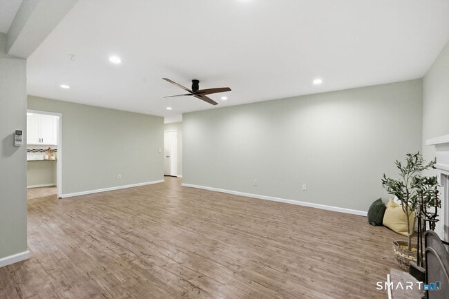 Building Photo - 42 Library Ln