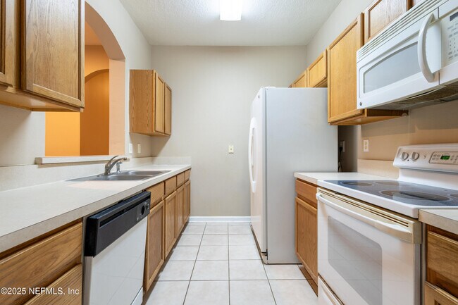 Building Photo - 10550 Baymeadows Rd