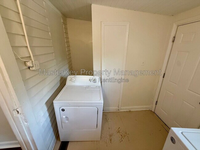 Building Photo - 302 Raynor St