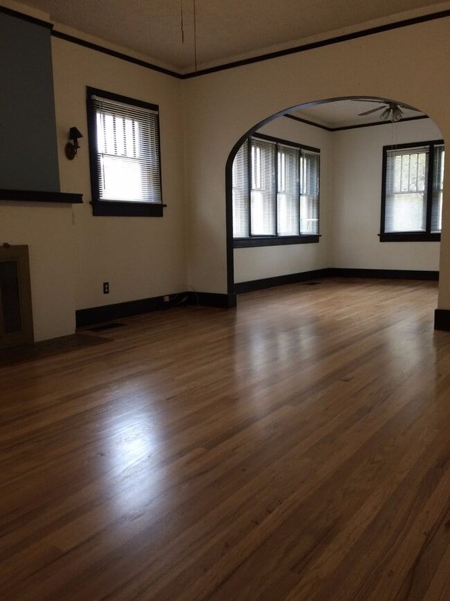 Building Photo - Spacious 5 Bedroom 2 Bathroom Home