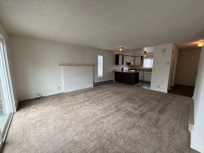 Building Photo - NE Bend 2bed/1.5bath Townhome Near St Charles with Garage