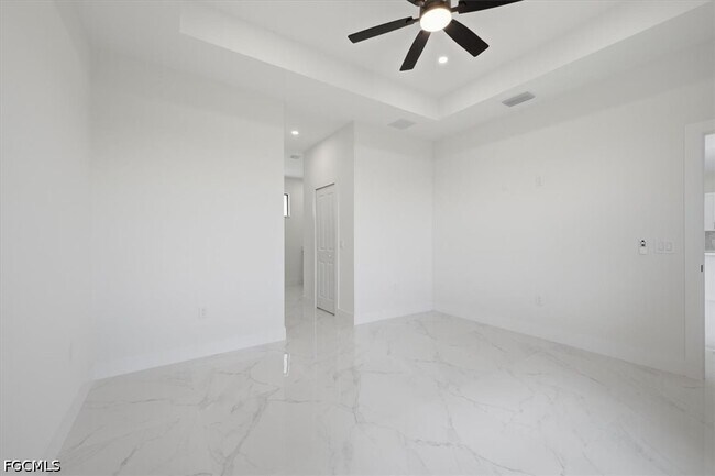 Building Photo - 724 Calumet St E