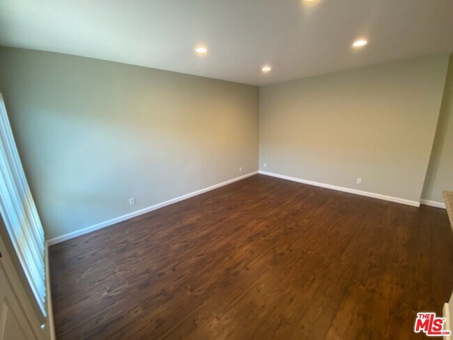 Building Photo - 7925 Vineland Ave