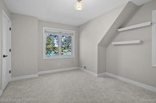 Building Photo - 2120 Buckingham Ave