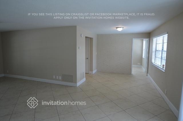 Building Photo - 2833 NE 35th St