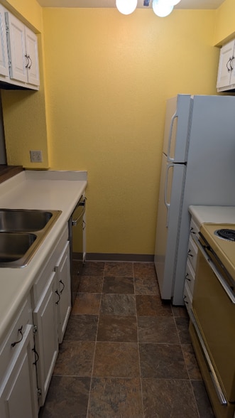 Building Photo - 2201 Romig Pl