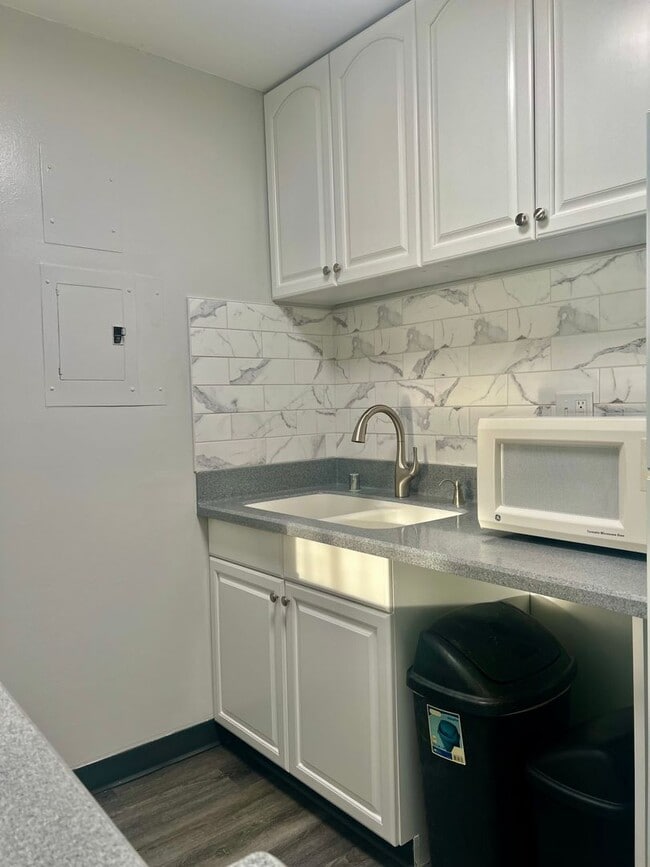 Building Photo - Beautiful 1/1/1 with Sunset Views