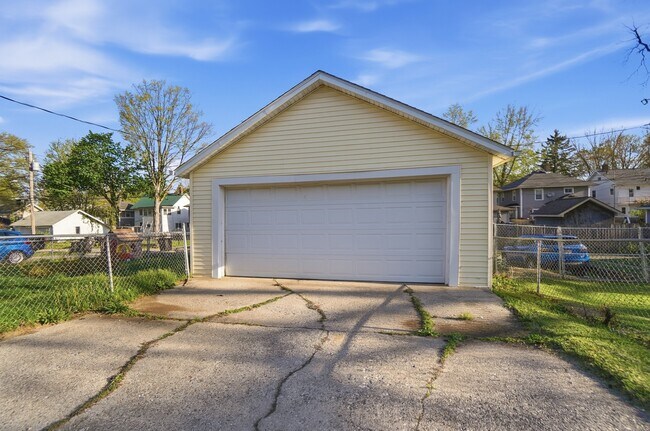 Building Photo - 1033 Forest Ave