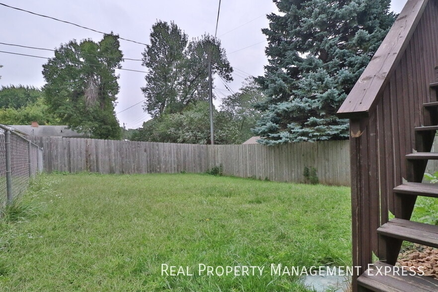 Building Photo - Amazing 3 Bedroom 2.5 Bath duplex with attached garage and fenced yard!