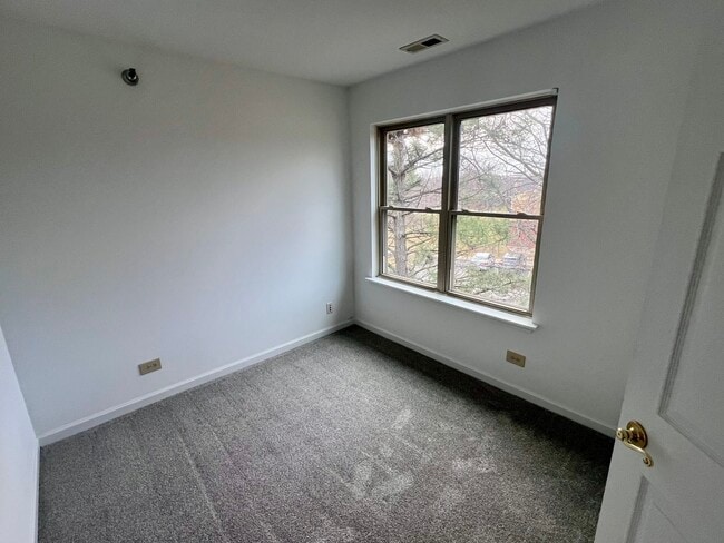 Building Photo - 120 Glengarry Dr