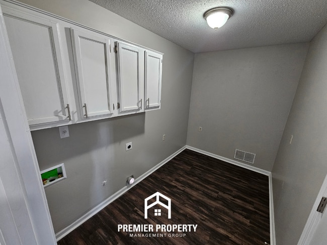 Building Photo - Newly Renovated 3BR Memphis Home w/ Vaulted Ceilings, Brick Fireplace & Covered Patio