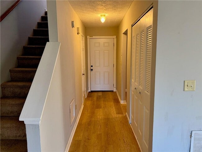 Building Photo - 1911 Shenandoah Valley Ln SE