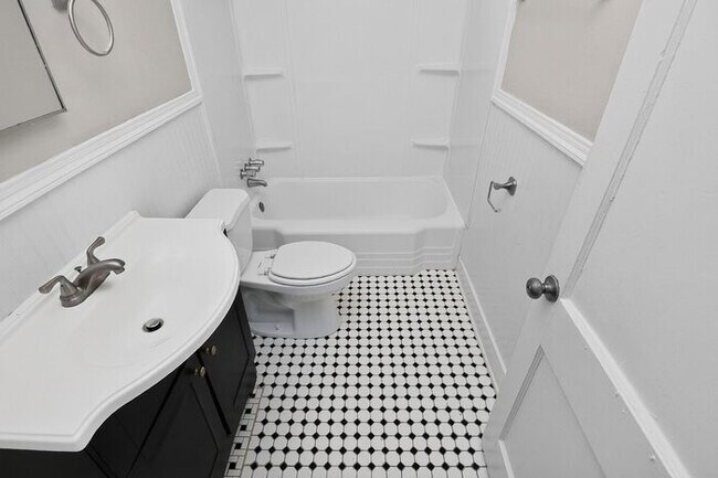 Building Photo - Charming 2BD/1BA Brick Duplex in NoDa!