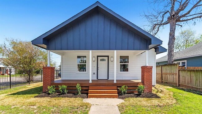 Building Photo - 2718 Gano St