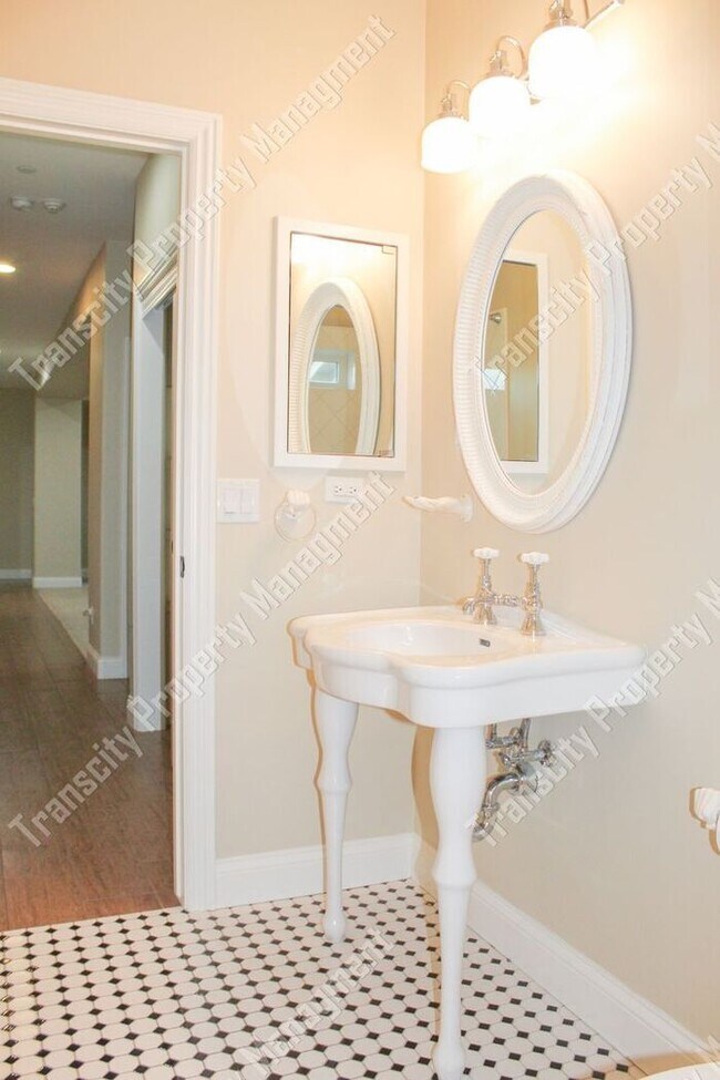 Building Photo - Spacious Custom Home Near Lindsay and McKe...