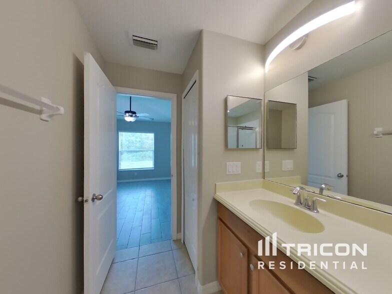 Building Photo - 4865 Hickory Stream Ln