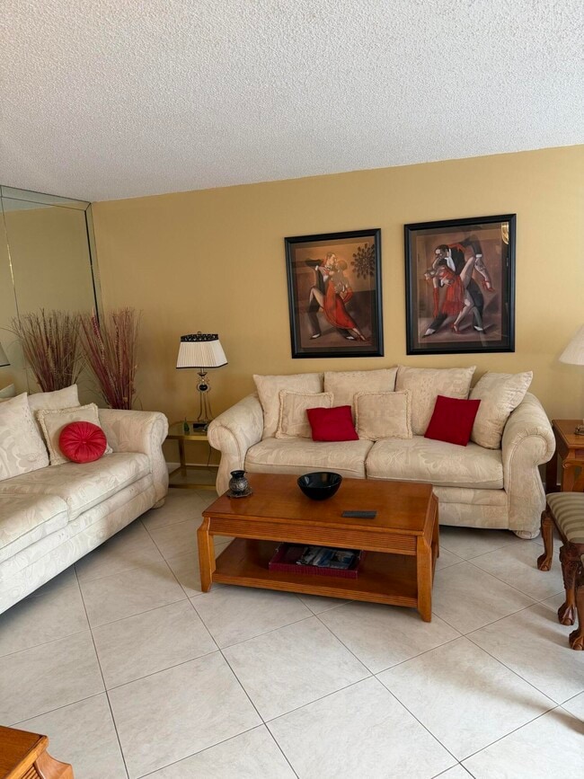 Building Photo - 4042 Exeter C