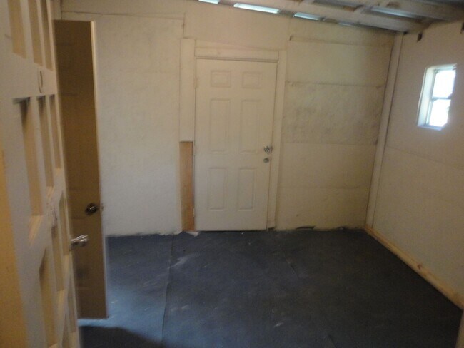 Building Photo - Nice 4 bedroom/2 Bathroom home
