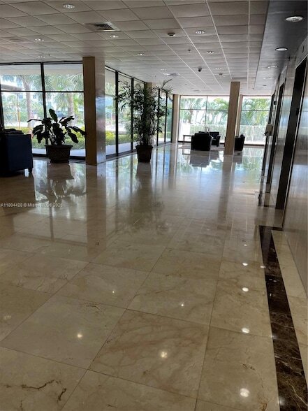 Building Photo - 400 Kings Point Dr
