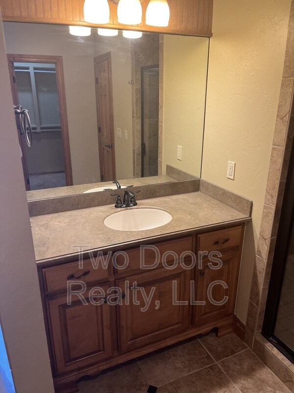 Building Photo - 13123 Red Oak Dr