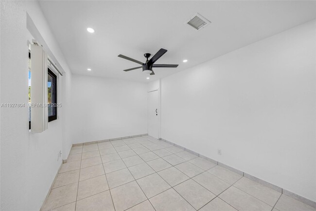 Building Photo - 2318 Scott St