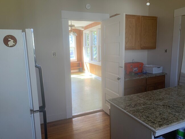 Building Photo - 735 Roseneath Ave