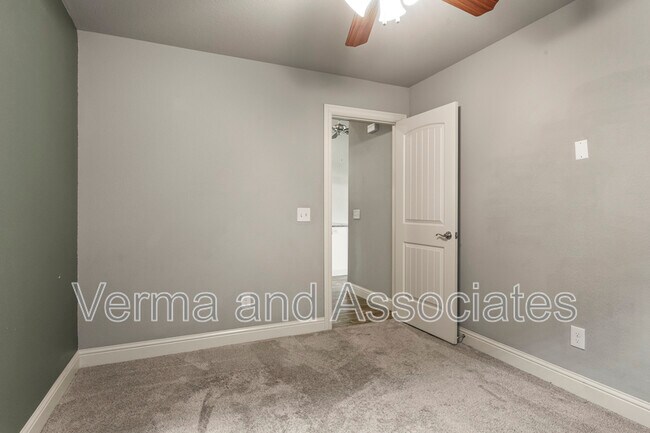 Building Photo - 3205 SW Riverstone Ave