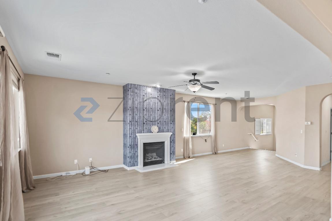 Building Photo - 205 Blum View Dr