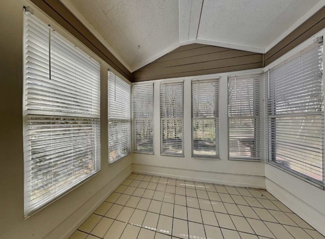 Building Photo - 2182 Moorewood Ln S E
