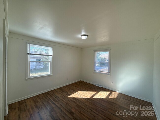 Building Photo - 6005 Waxhaw Hwy