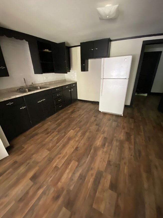 Building Photo - Two Bedroom One Bath