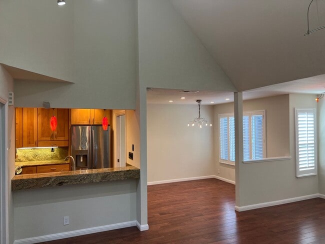 Building Photo - Palo Alto -Updated 3 Bedroom Condo In A Highly Sought After Neighborhood