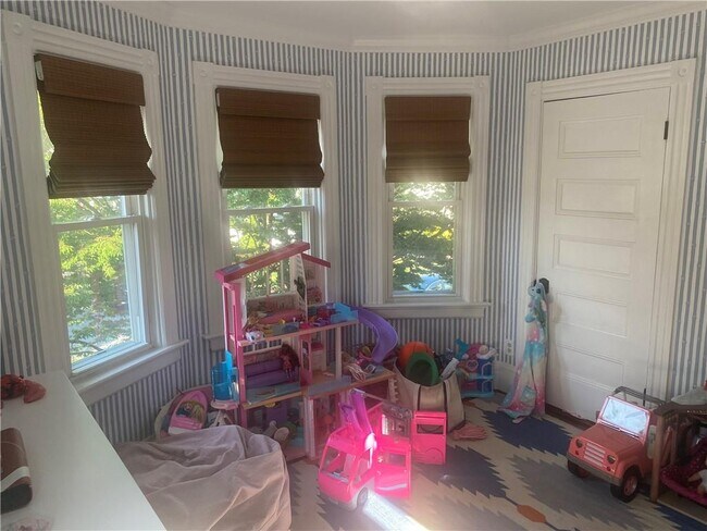 Building Photo - 27 Mann Ave