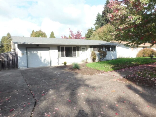 Building Photo - Beautiful 4 Bedroom, 1-1/2 Bathroom Home W...