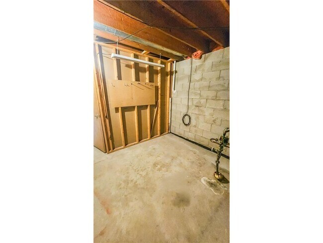 Building Photo - 9 Heights Rd NE