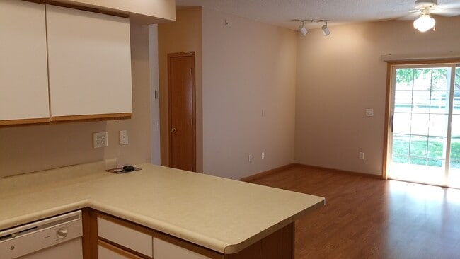 Building Photo - 2 bedroom, 1 bath condo on Iowa City's southeast side