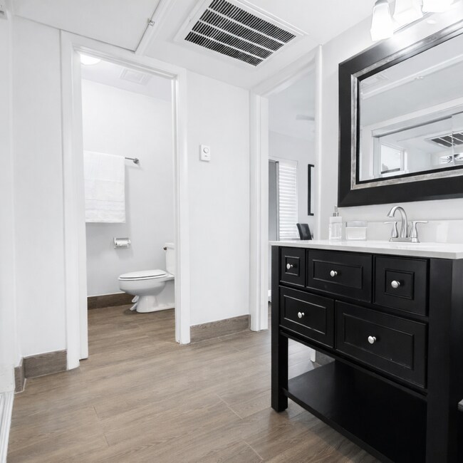 Building Photo - 1 Bed / 1 Bath – All Bills Paid, Washer & Dryer Included, Tile Floors, Pool & Prime Location!