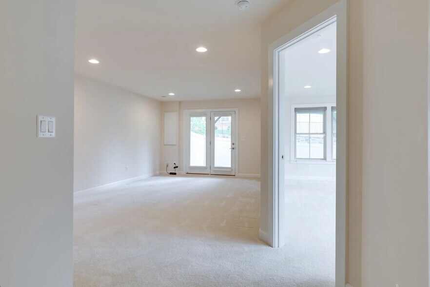 1st floor living space - 7200 Holywell Lane