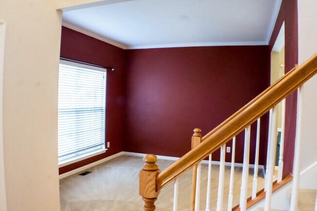 Building Photo - 140 Grove Ln S