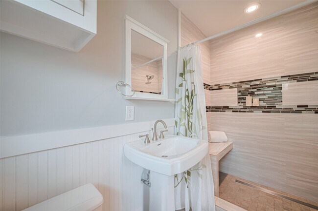 Building Photo - 5123 Saxon Dr