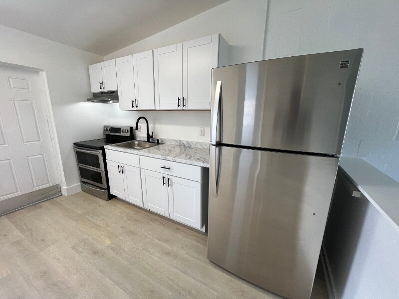 Building Photo - 320 NE 13th Ave